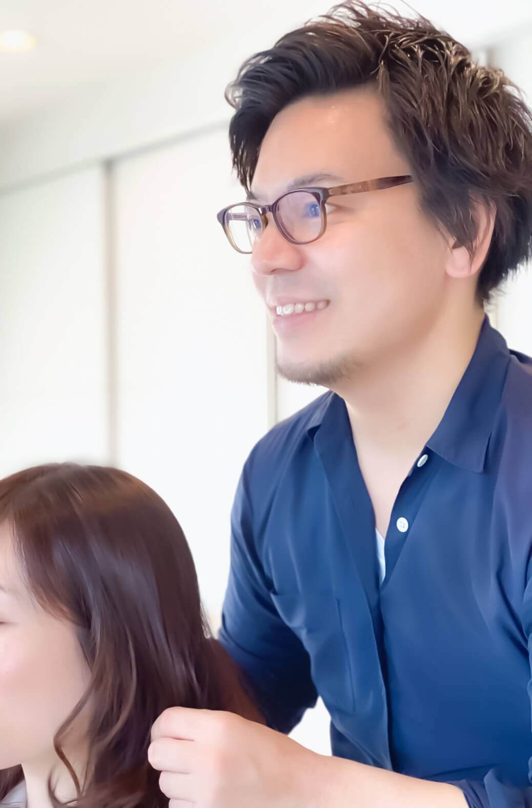 高橋祐希がお客様の髪をカットしている様子